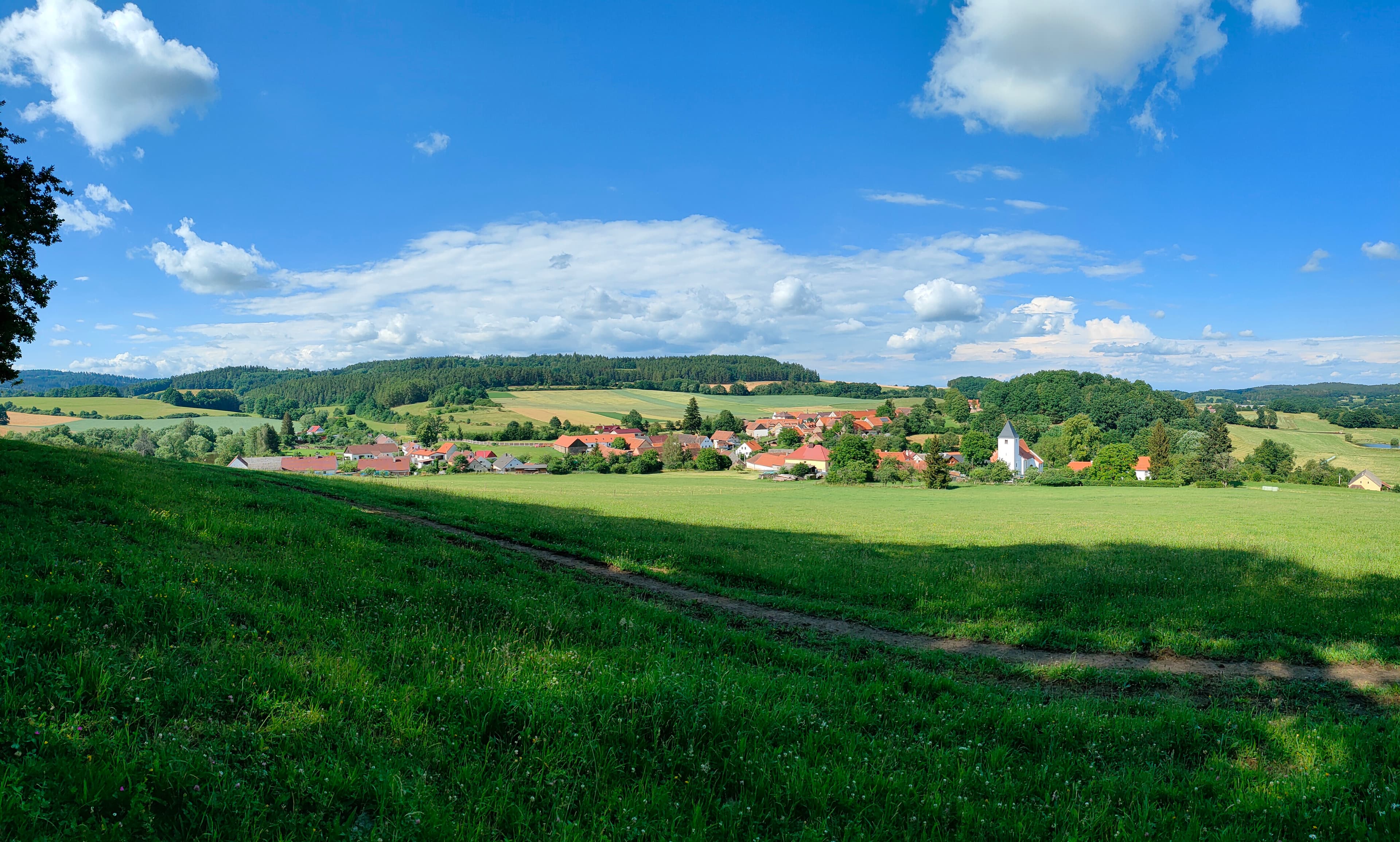 Farma Zbynice - pozadí úvodu